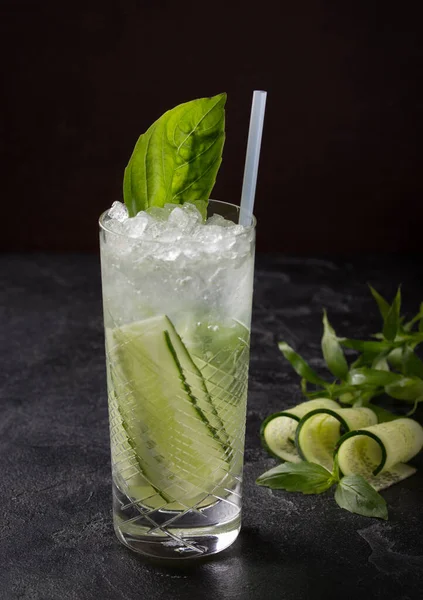Bevande Cocktail Verde Con Cetriolo Basilico Ghiaccio Fondo Scuro Menù — Foto Stock
