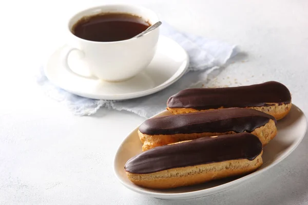 Dessert Eclairs Mit Schokoladenglasur Mit Einer Tasse Kaffee Kuchen Mit — Stockfoto