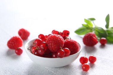 Taze böğürtlen: ahududu ve beyaz arka planda nane şekerli kırmızı frenk üzümü. Arkaplan resmi, alanı kopyala 