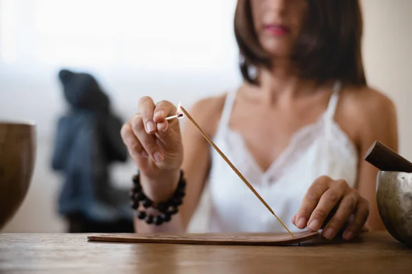 Primo piano di mani di donne che bruciano un bastone di incenso — Foto Stock