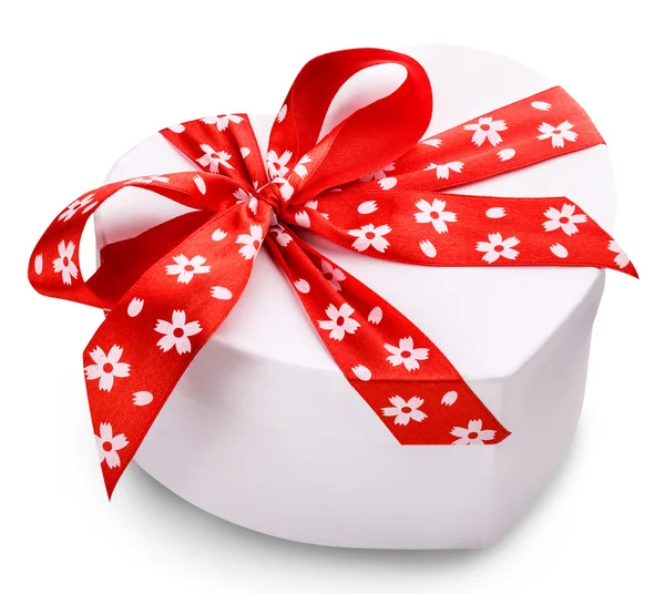 Beyaz hediye kutusu ile bir kırmızı kurdele ve yay kırpma yolu — Stok fotoğraf