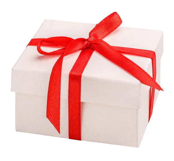 Caja de regalo blanca con una cinta roja y una ruta de recorte de arco — Foto de Stock
