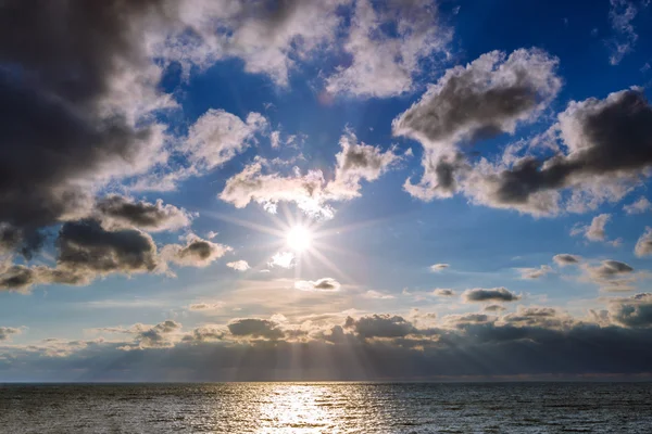 Deniz kıyısında bir kumsalı ile