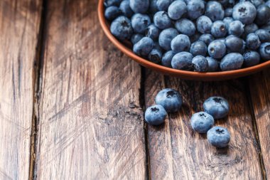 ahşap bir arka planda yaban mersini