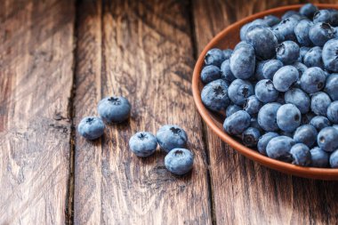 ahşap bir arka planda yaban mersini