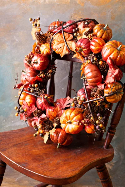 かぼちゃと秋の葉とお祭りの秋花輪 — ストック写真