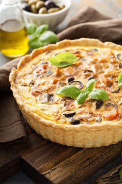 Quiche patlıcan, tavuk ve zeytin ile