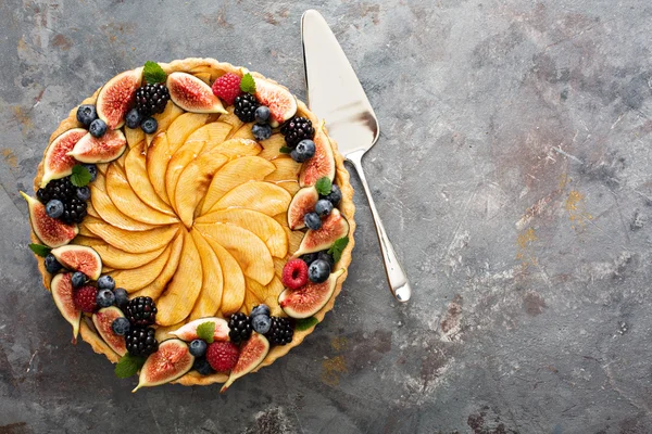 Torta de maçã francesa decorada com baga — Fotografia de Stock