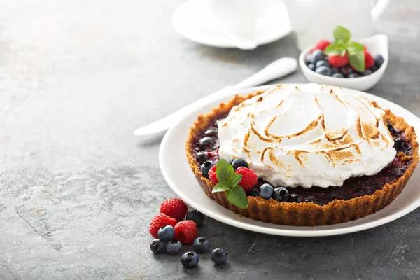 Berry taart met meringue — Stockfoto