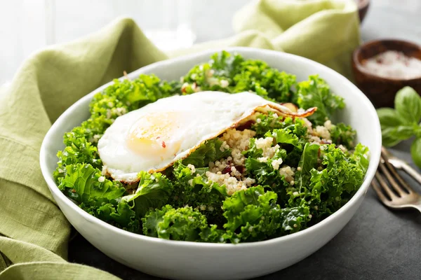 Tuore terveellinen salaatti lehtikaalilla ja kvinoalla — kuvapankkivalokuva