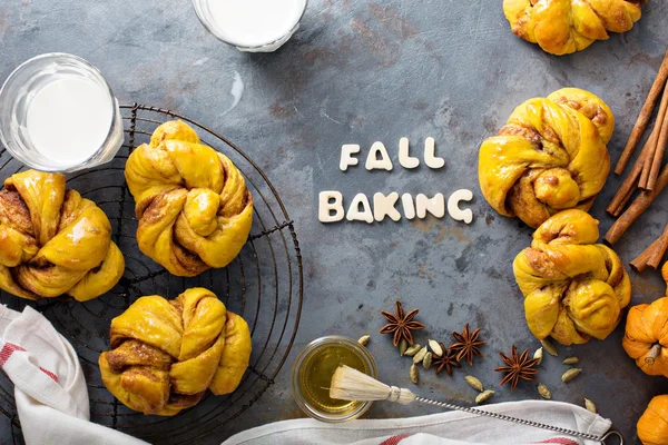 Pumpkin cinnamon yeasted knots — Stock Photo, Image