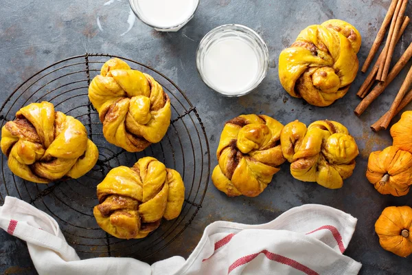 Noeuds de levure de cannelle à la citrouille — Photo