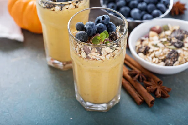 Pumpkin smoothie with granola and berries — Stock Photo, Image