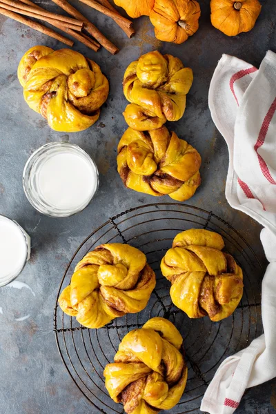 Noeuds de levure de cannelle à la citrouille — Photo