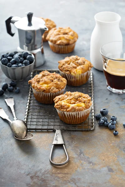 Muffins à la citrouille avec garniture de cheesecake — Photo