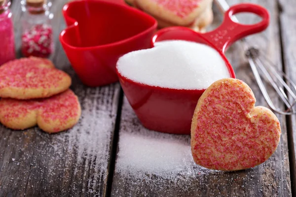 Cuocere i biscotti per San Valentino — Foto Stock