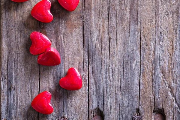 Caramelle a forma di cuore su superficie di legno — Foto Stock