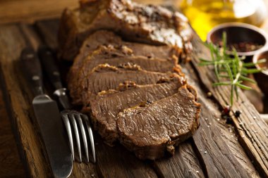 Kesme tahtası üzerinde kızarmış döş