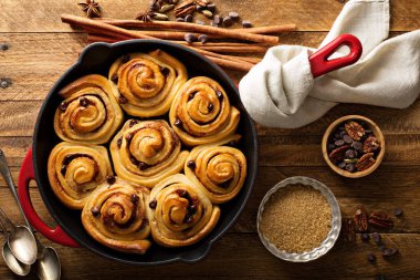 Tarçınlı çörek çikolata ile