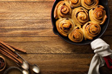 Tarçınlı çörek çikolata ile