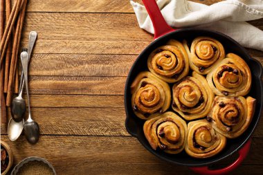 Tarçınlı çörek çikolata ile