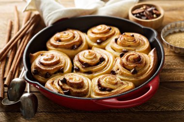Tarçınlı çörek çikolata ile