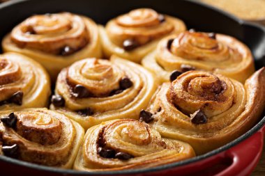 Tarçınlı çörek çikolata ile