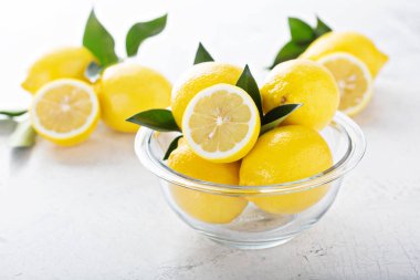 Cam kasede taze limonlar