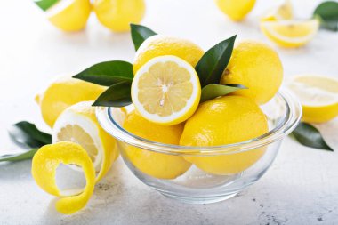 Cam kasede taze limonlar