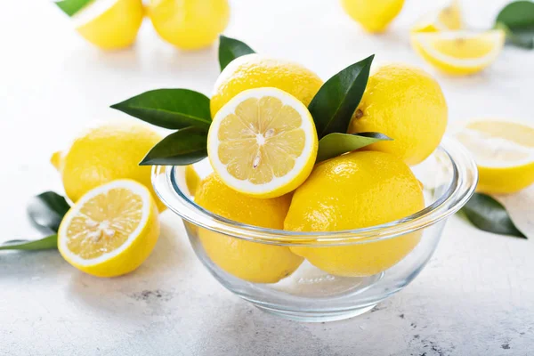 Frische Zitronen in einer Glasschüssel — Stockfoto