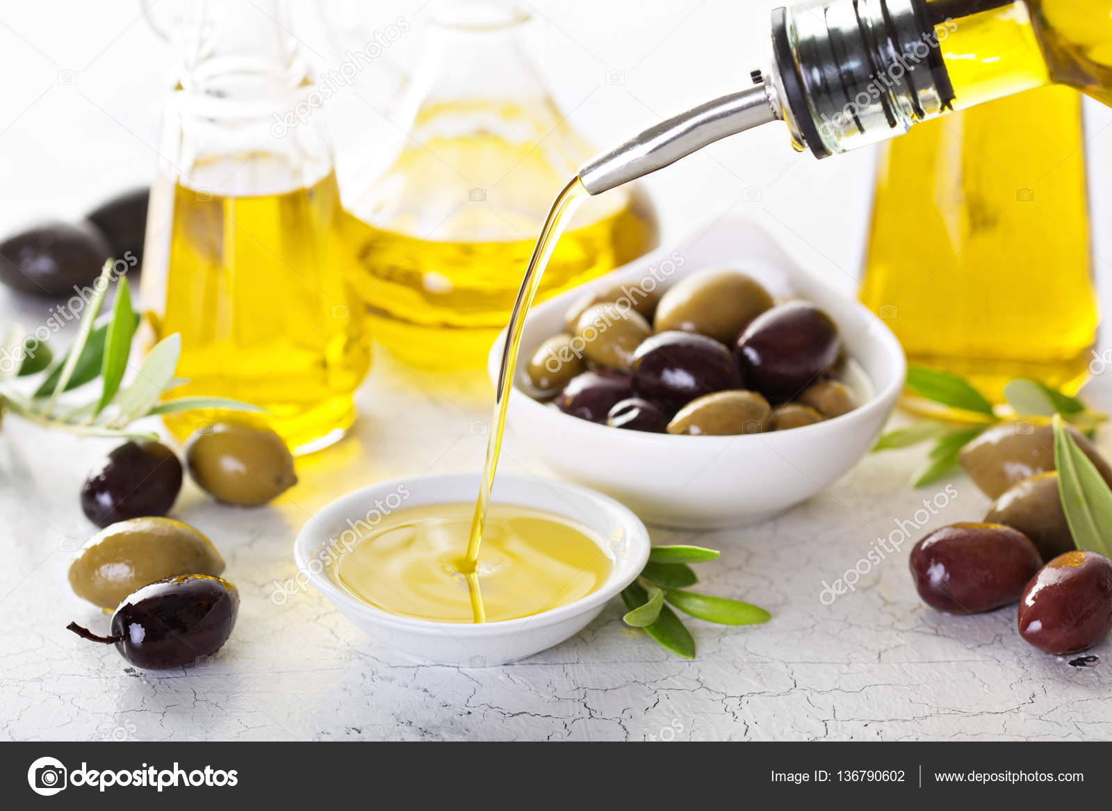 Оливковое масло высшего качества. Оливковое масло. Масло оливы. Оливки и оливковое масло. Оливковое масло для еды.