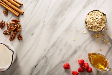 Yulaf ve sütle yulaf ezmesi yemek