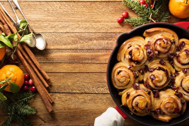 Kızılcık ve turuncu sır ile Cinnabon buns