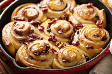 Kızılcık ve turuncu sır ile Cinnabon buns