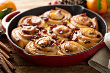 Kızılcık ve turuncu sır ile Cinnabon buns