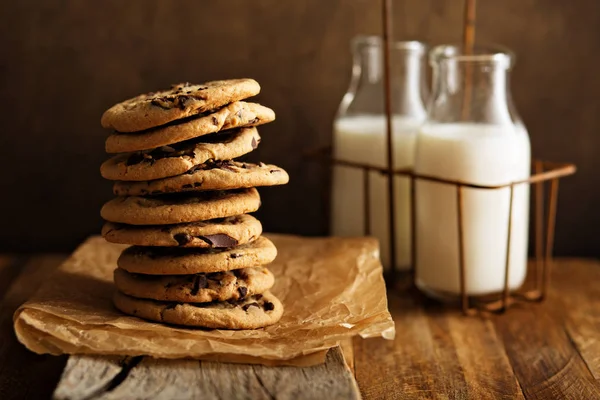 Homemade chocolate chip cookies with milk — Stock Photo, Image