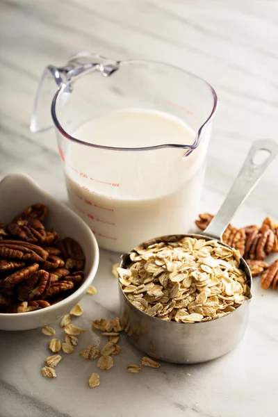 Koken van havermout met haver en melk — Stockfoto