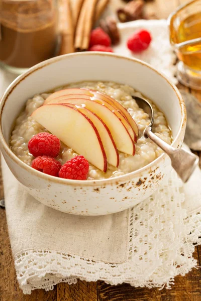 Homemade oatmeal for breakfast — Stock Photo, Image