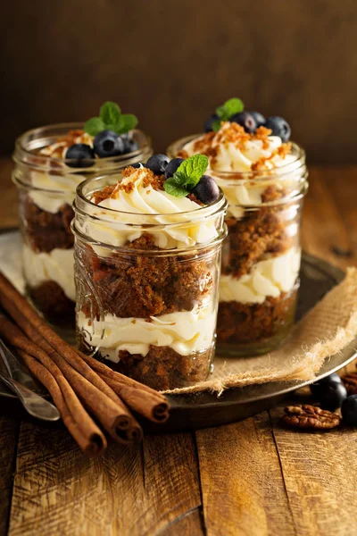 Karottenkuchen im Glas — Stockfoto