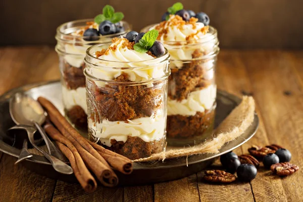 Karottenkuchen im Glas — Stockfoto