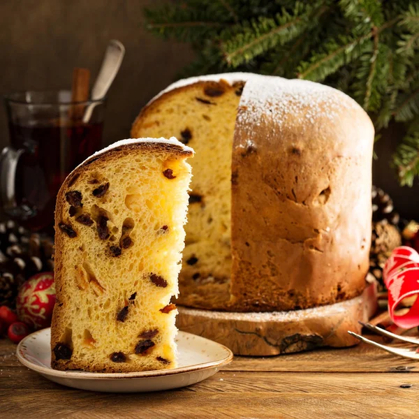 Panettone tradizionale natalizio con frutta secca — Foto Stock