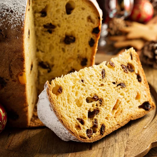 Panettone tradizionale natalizio con frutta secca — Foto Stock