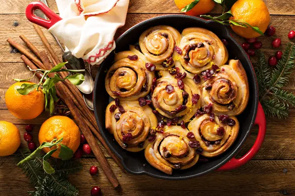 Cinnabon broodjes met cranberry en sinaasappel glaze — Stockfoto