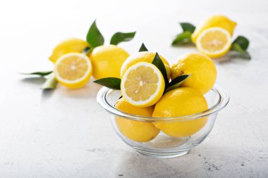 Cam kasede taze limonlar