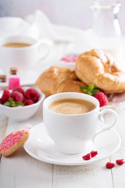 День Святого Валентина сніданок з кавоваркою — стокове фото