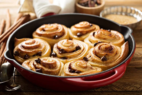 Cinnamon buns with chocolate — Stock Photo, Image