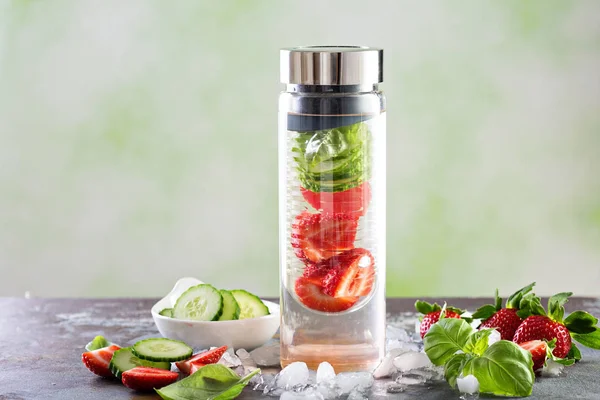 Infused detox water with strawberry — Stock Photo, Image