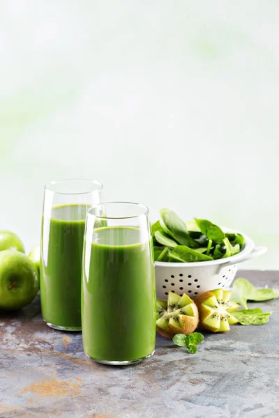 Grüner Saft in hohen Gläsern — Stockfoto