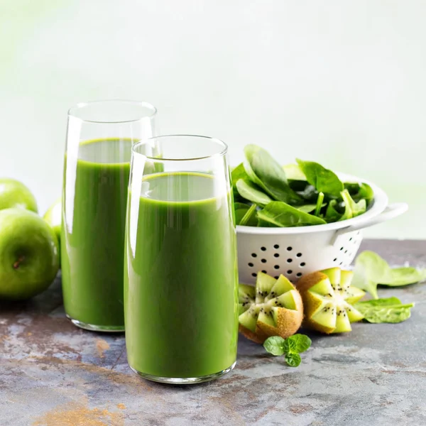 Зеленый сок в высоких стаканах — стоковое фото
