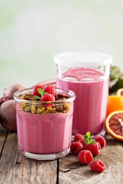 Sağlıklı pancar ve ahududu smoothie